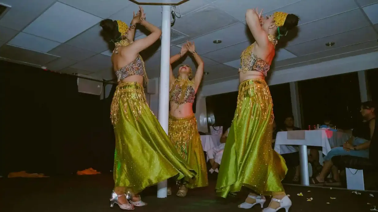 Bali: Paseo en barco con cena al atardecer + Espectáculo de Cabaret + Música en directo Operado por PT. BALI CRUISE NUSANTARA