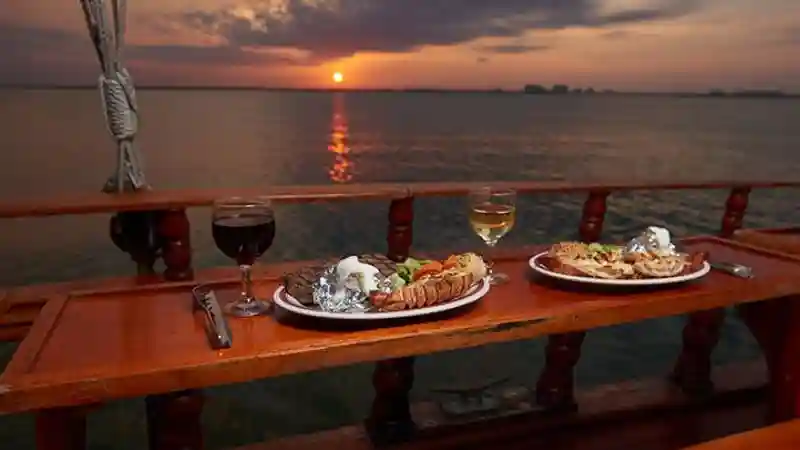 Cancún: Columbus Dinner Cruise und Live-Musik Bereitgestellt von Viajero Cibernetico SA de CV