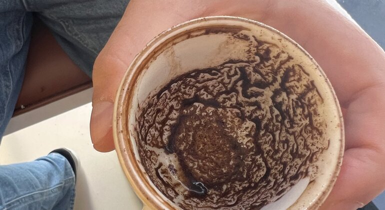 Adivinación con café turco tradicional con los lugareños 