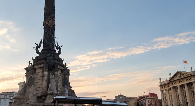tuk-tuk-free-tour-barcelona-seaside-arc-de-triumf-es-2