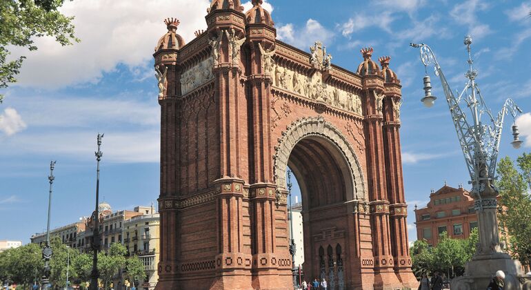 tuk-tuk-free-tour-barcelona-seaside-arc-de-triumf-es-4