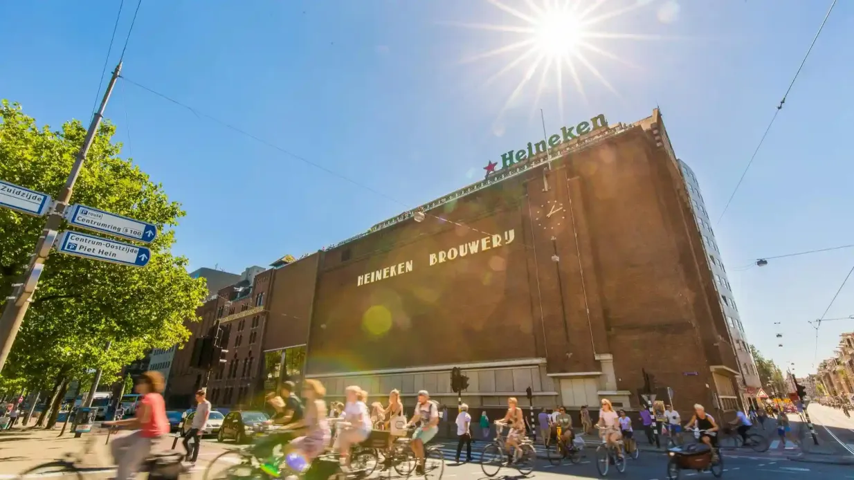 Amesterdão: Passeio de barco guiado pelo canal + entrada na Heineken Experience