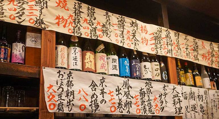 Tokyo Izakaya Night Free Tour: Comer, beber y explorar Shinjuku  Operado por Daiki