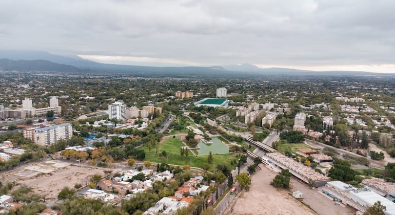 Mendoza Free Walking Tour por Plazas Operado por Mariano Andres Sasiain