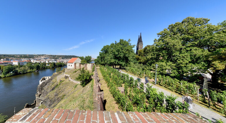free-tour-of-vysehrad-with-czech-founding-myths-and-a-costumed-guide-es-1