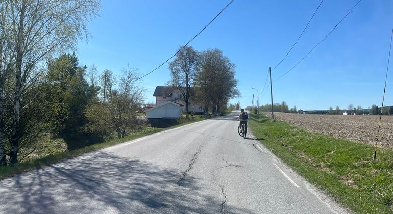 Passeio de bicicleta eléctrica com saltos na quinta de Eidsvoll global.countries. &mdash; #9