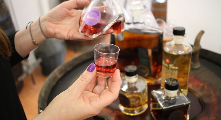 Dégustation de liqueurs dans la salle d'exposition de la distillerie Polykala à Athènes