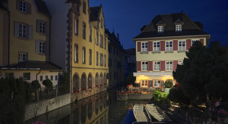 colmar-at-night-a-city-of-lights-and-reflections-es-12