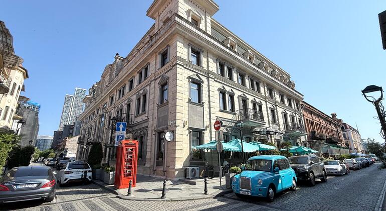 batumi-through-time-free-walking-tour-georgian-wine-tasting-es-23
