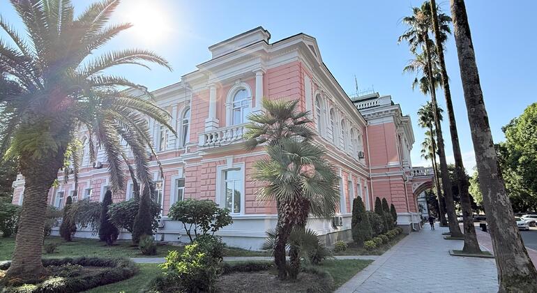 batumi-through-time-free-walking-tour-georgian-wine-tasting-es-24
