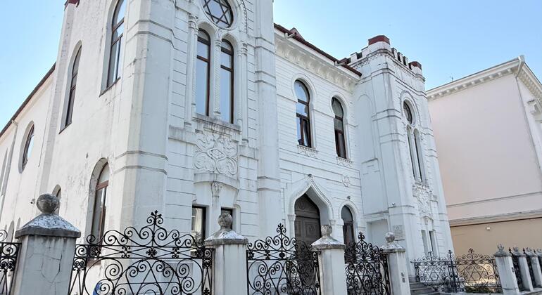 batumi-through-time-free-walking-tour-georgian-wine-tasting-es-25