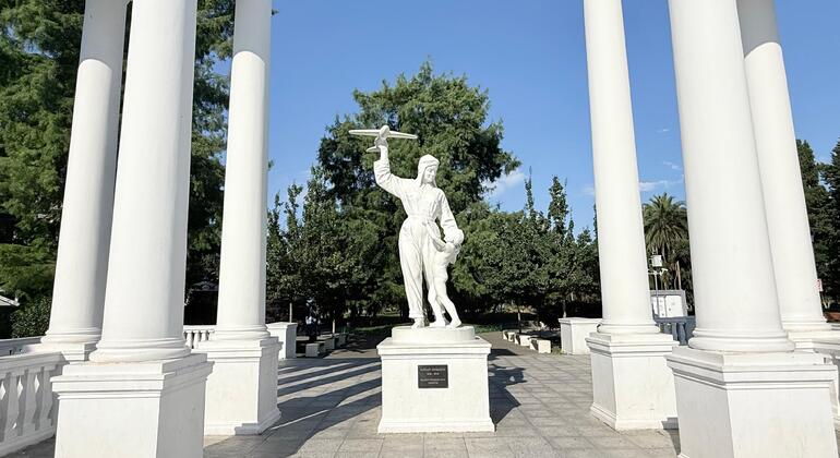 batumi-through-time-free-walking-tour-georgian-wine-tasting-es-27