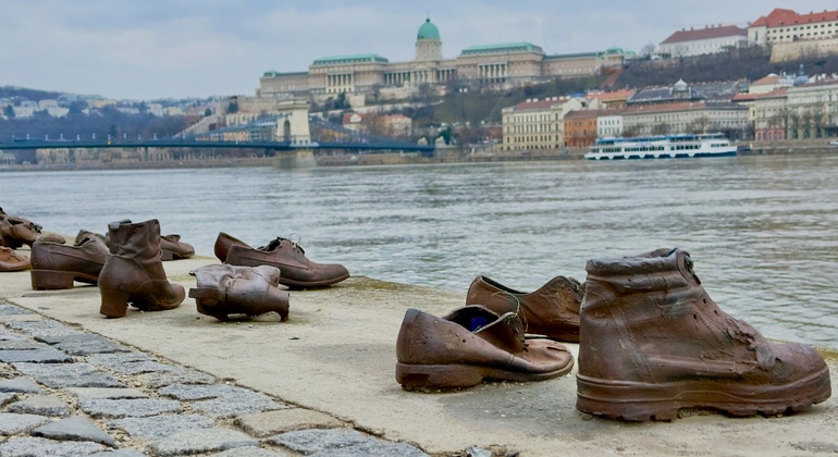 Budapest storica: Free tour di Pest con "Le scarpe sul Danubio" Fornito da Tourist Angel