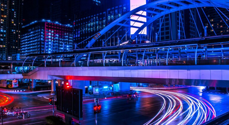 Paseo al atardecer por Silom, en Bangkok: de tranquilos parques a calles iluminadas con luces de neón