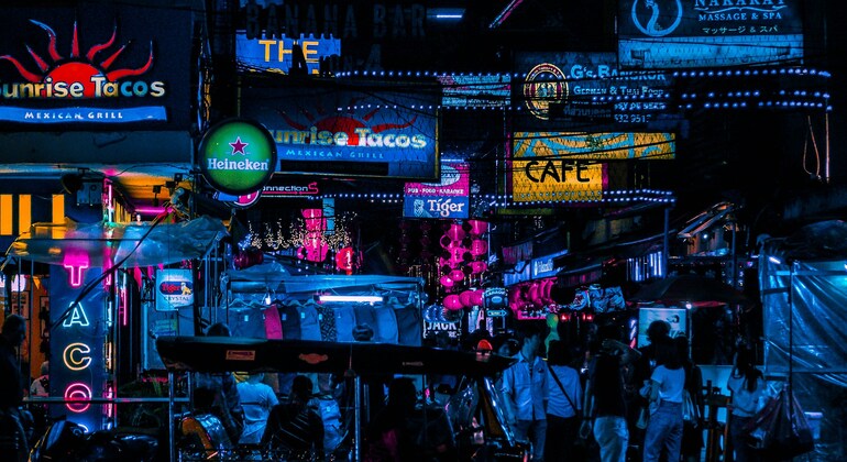 Passeggiata al tramonto a Silom, Bangkok: dai tranquilli parchi alle strade illuminate dai neon Tailandia &mdash; #2