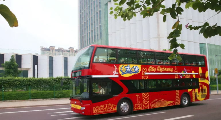 Hop-on-Hop-off-Rundfahrt mit dem Doppeldecker-Sightseeing-Bus in Guangzhou Bereitgestellt von Guangzhou Zhiwoyou Travel Agency
