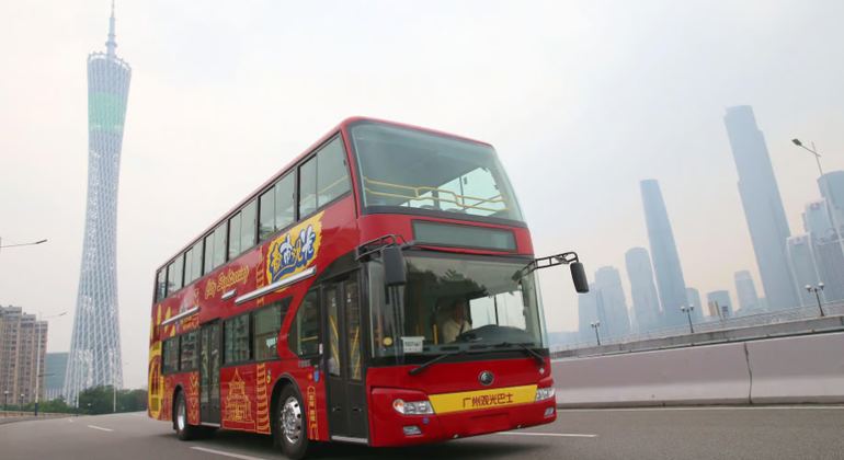 Hop-on-Hop-off-Rundfahrt mit dem Doppeldecker-Sightseeing-Bus in Guangzhou China &mdash; #2