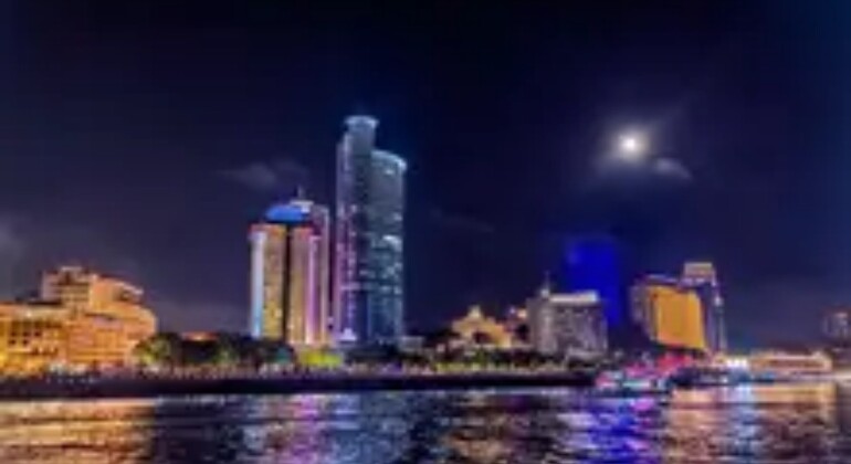Excursión nocturna en barco por el Lujiang: una sonata flotante de luces en el mar