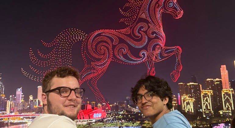 Paseo con espectáculo de drones los sábados y días festivos: «Chongqing cyberpunk al anochecer» Operado por Elias