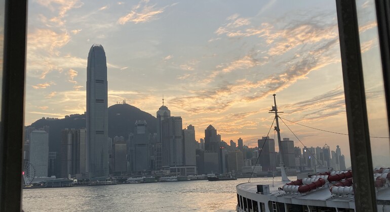 hong-kong-free-tour-star-ferry-central-millions-dollars-view-es-3