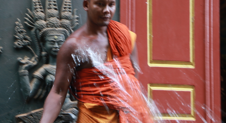 Benedizione tradizionale cambogiana dell'acqua da parte del monaco Experience, Cambodia