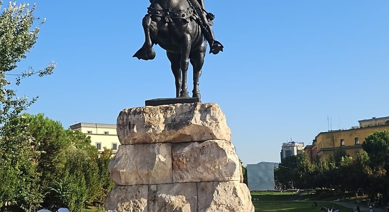Visite Guidée Tirana: Histoire, Religions & Communisme  Fournie par Maax Tours