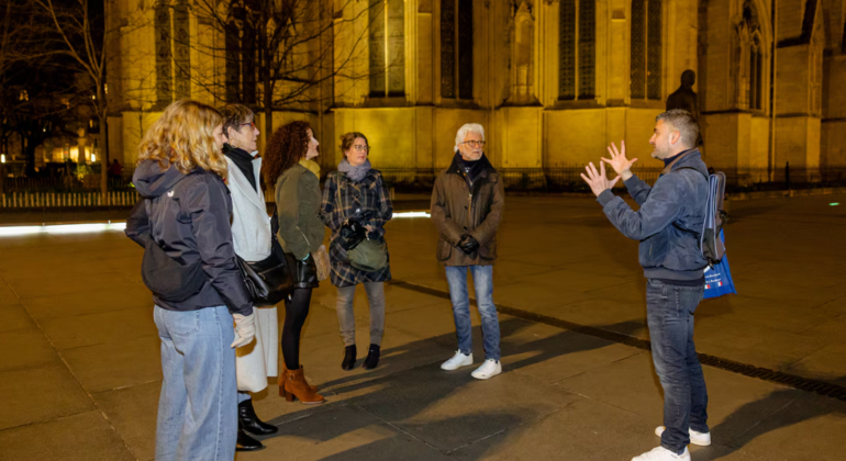 Visita guiada gratuita por Burdeos de noche: anécdotas, historia y callejuelas recónditas Operado por Free Tour Bordeaux by Night: Stories, History & Hidden Streets