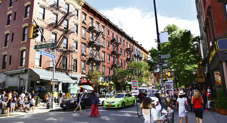 Williamsburg Free Tour: Jewish Culture, Street Art, Food & NYC History