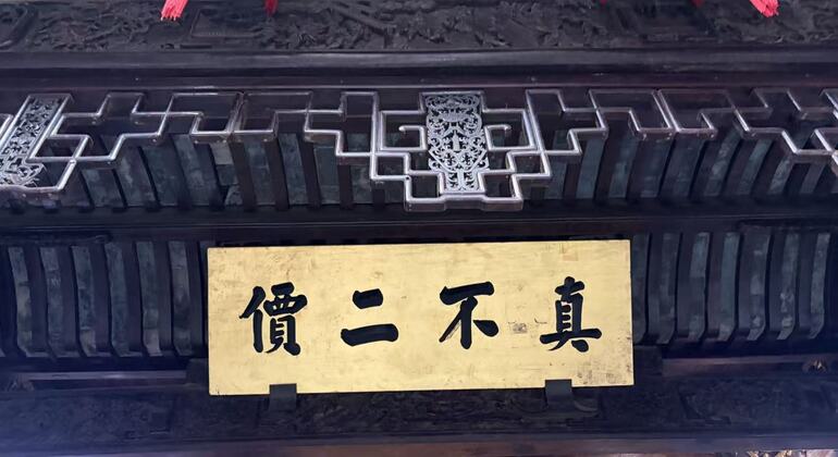 Hangzhou selon Hu Xueyan : visite guidée gratuite sur le thème du commerce et de la médecine Fournie par Hu Xueyan's Hangzhou: Merchant & Medicine Legacy Free Tour