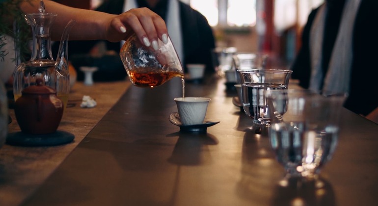 tea-ceremony-tea-tasting-experience-with-qipao-es-1