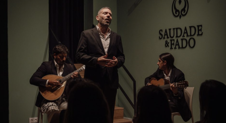 Passeio noturno de fado: música ao vivo e um copo de vinho Organizado por Fado Night Tour: Live Music & A Glass of Wine