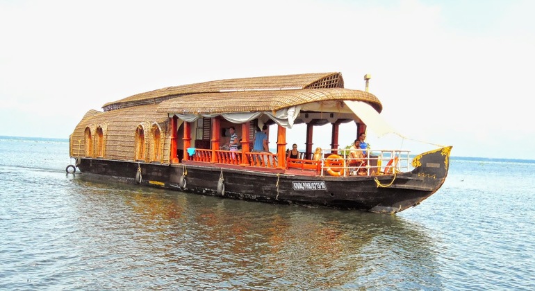 Cruzeiro em casa flutuante nos remansos de Kerala, India