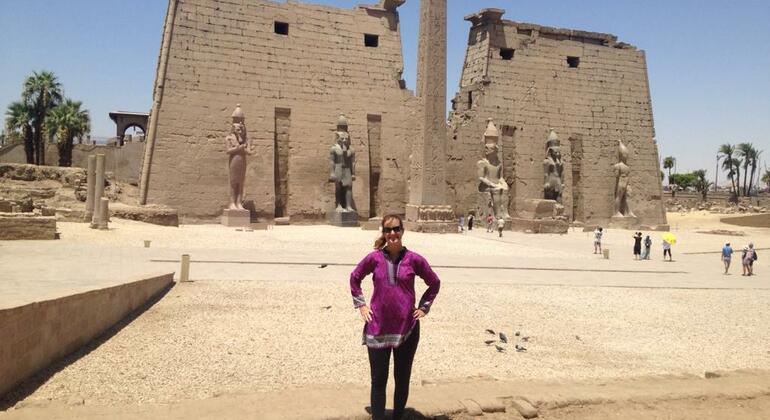 Templo de Karnak y Banco Este Operado por nada