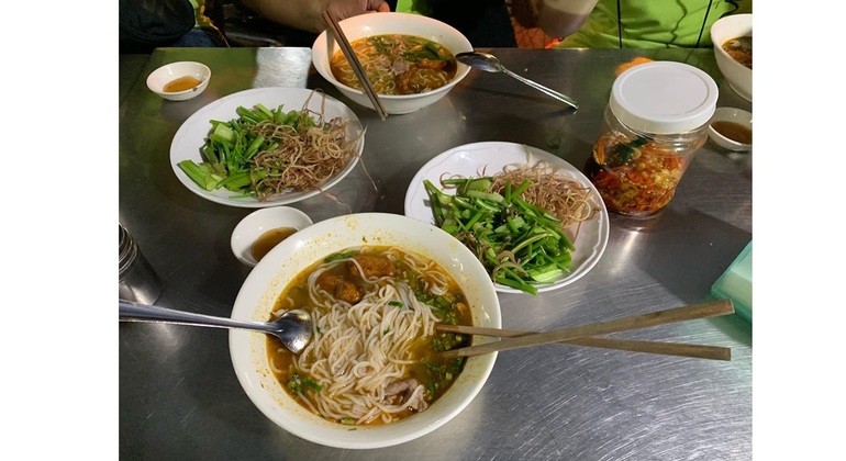 Circuit de cuisine de rue traditionnelle au Vietnam
