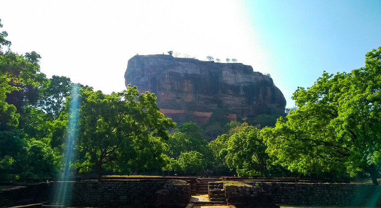 Private Tagestour nach Sigiriya und Dambulla Bereitgestellt von Helanka Vacations 