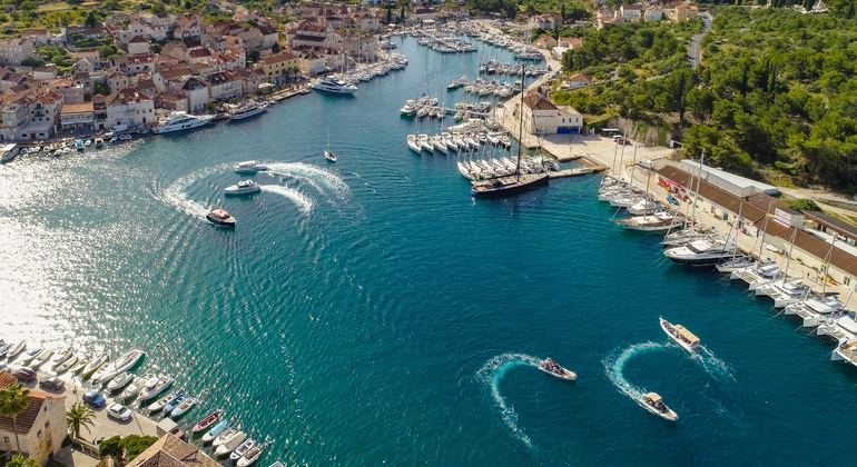 Tour de un día a la Cueva azul y a la Isla de Hvar desde Split Operado por SeaYou