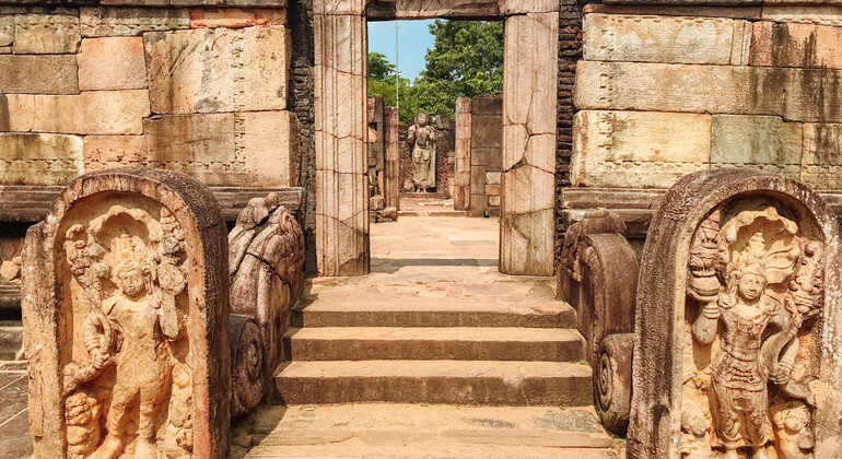 Gita di un giorno a Polonnaruwa UNESCO Fornito da Helanka Vacations 