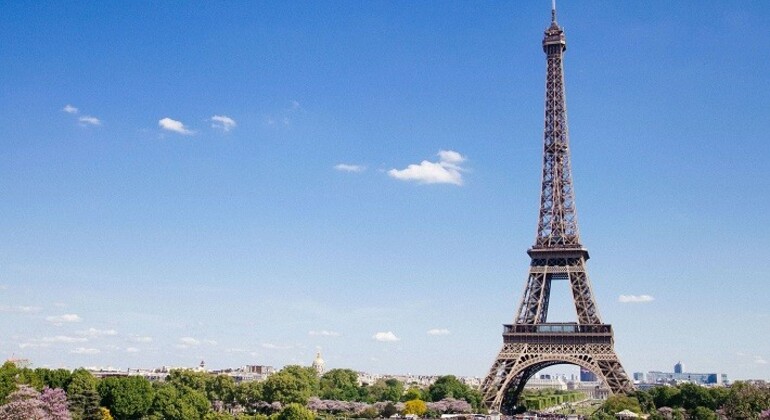 Tour Eiffel et Arc de Triomphe - Visite libre Fournie par Paseando por Europa S.L