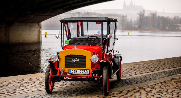 Paseo exclusivo en coche antiguo por Praga Operado por Prague Old Car
