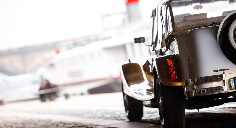 old-car-exclusive-walking-tour-of-prague-en-4