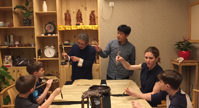 Aula de Tai Chi ou Kung Fu e experiência de caligrafia chinesa em Pequim Organizado por Beijing San Feng Tai Chi Club