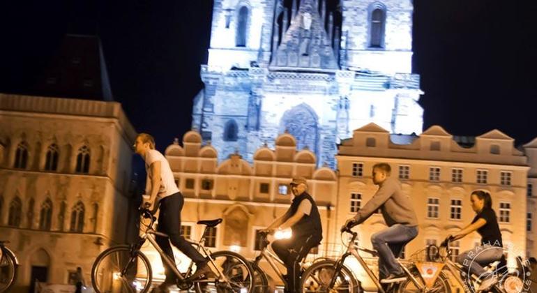 Passeio nocturno de bicicleta pela cidade de Praga Organizado por Praha Bike