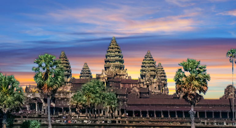 Nascer do sol e templos de Angkor Wat Organizado por rain