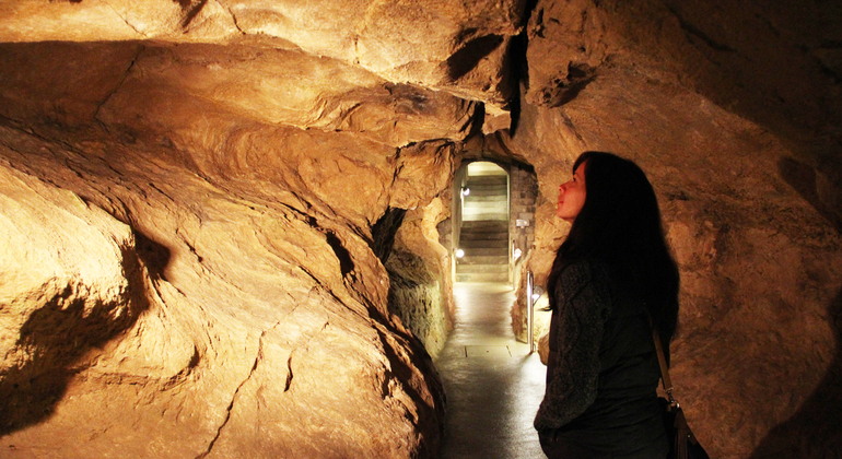 Tour a piedi in due grotte di Budapest