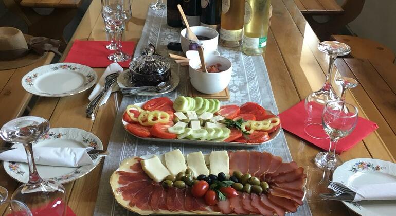 Dégustation de vin et cuisine monténégrine dans la région du lac de Skadar, Montenegro