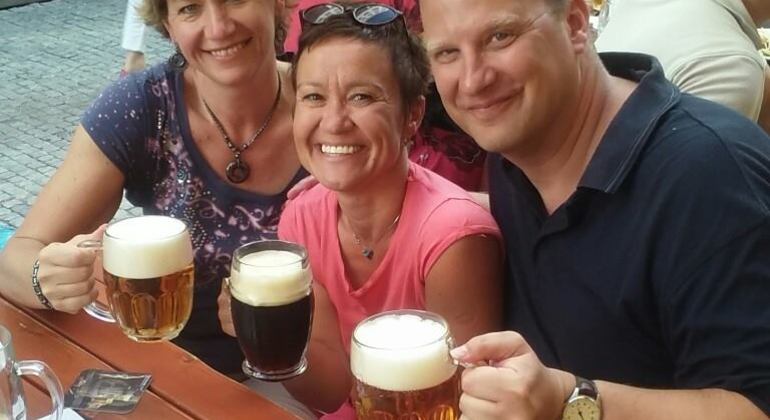 Recorrido privado en coche por las cervecerías de Praga Operado por Eva Adamova
