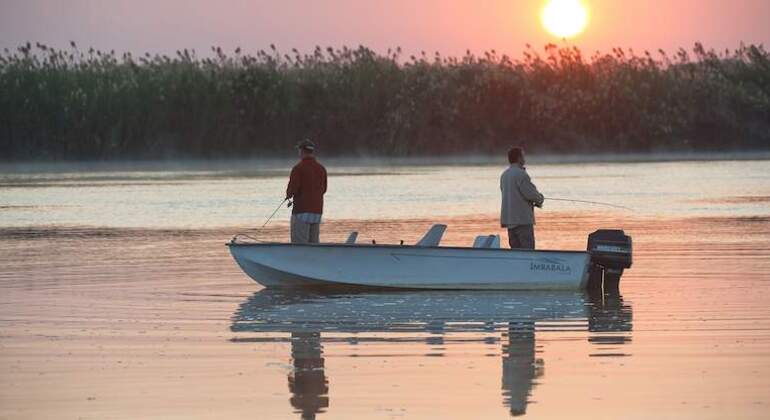 Cruzeiro ao pôr-do-sol no rio Zambeze, Zambia