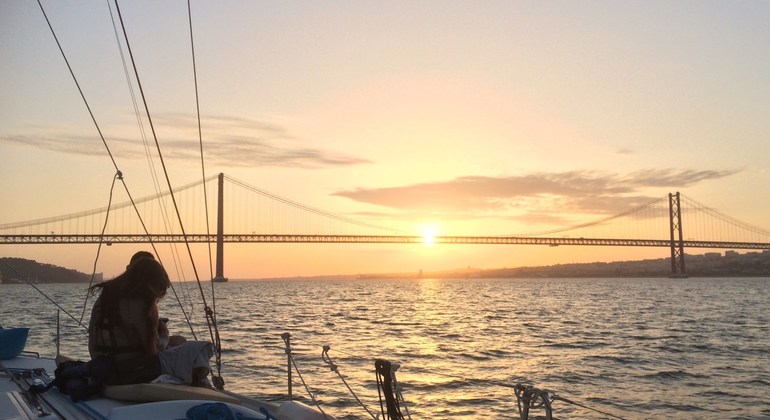 Paseo en velero por el río Tajo en Lisboa Portugal — #1