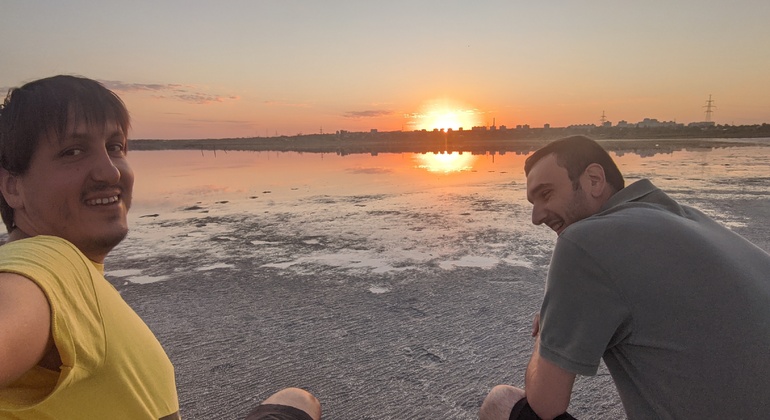 Passeio pedestre ao nascer do sol pelos subúrbios de Odesa