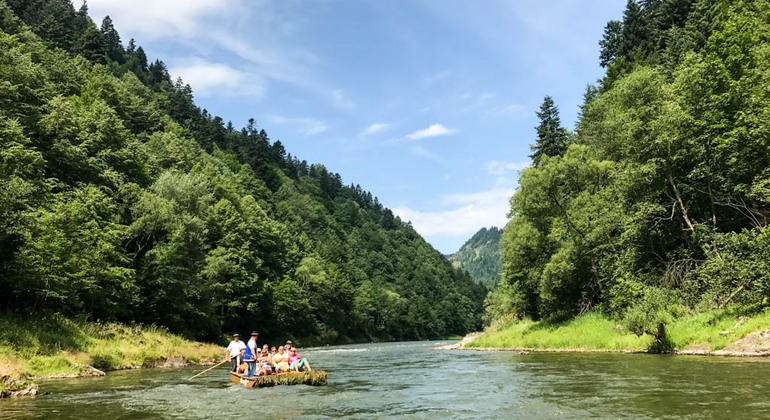 wooden-boat-descent-on-the-dunajec-river-niedzica-castle-en-1